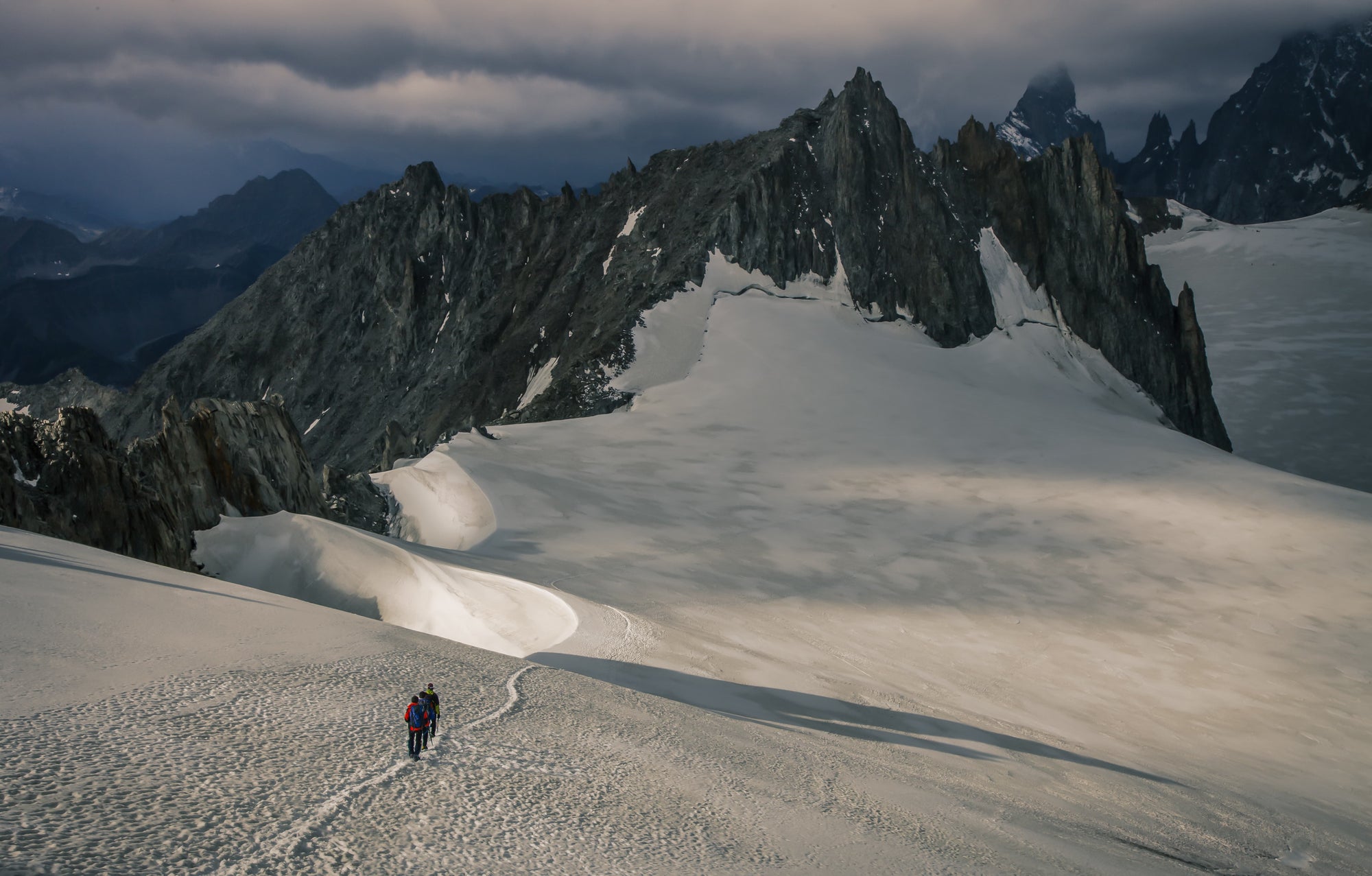 randonnée glaciaire, alpinisme en haute montagne, traversée de glacier, aventure en montagne, paysages enneigés.