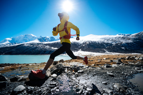 Femme qui fait du trail en montagne