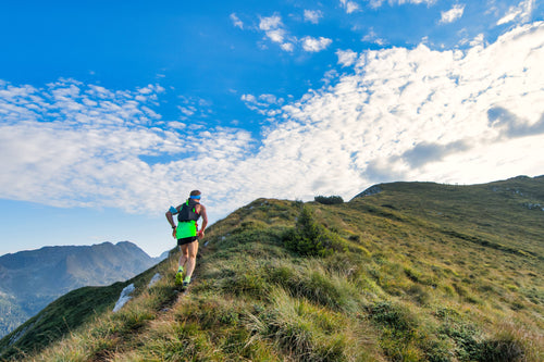 Sportif qui court en montagne